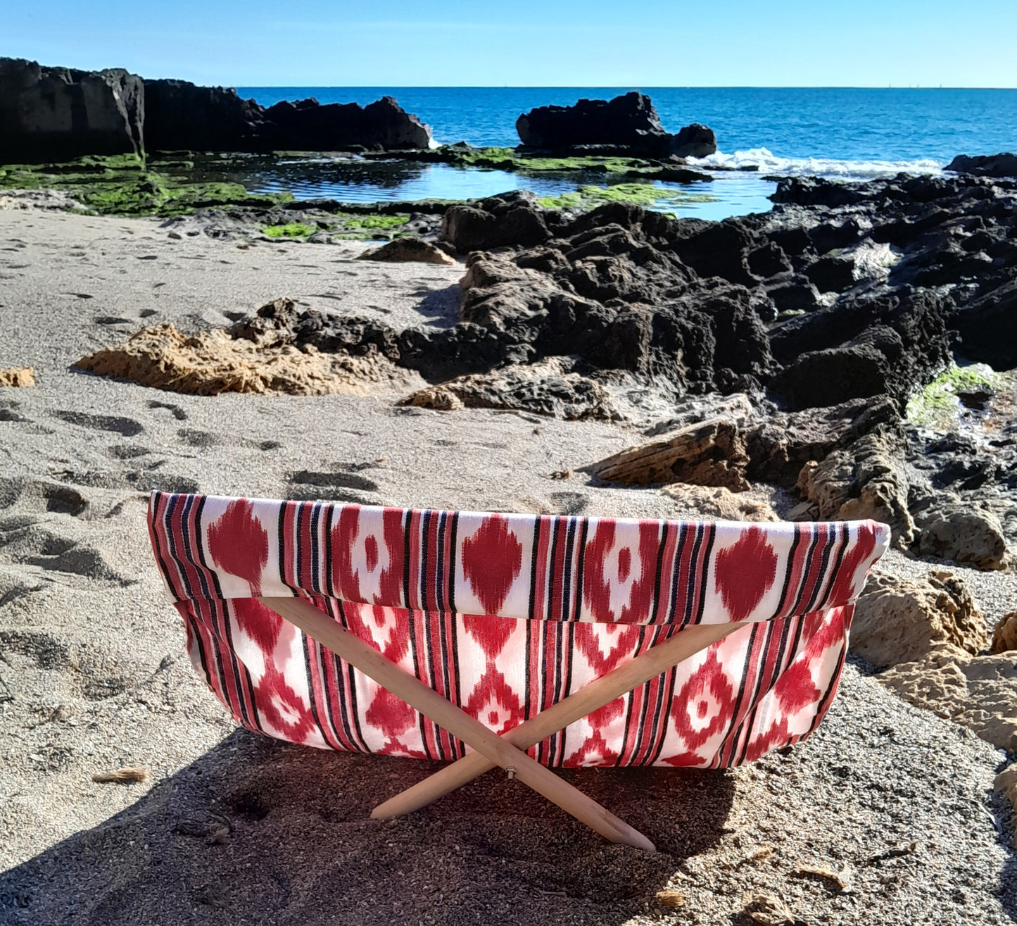 Lona tumbona artesanal para playa Ikat roja hecha en Mallorca -