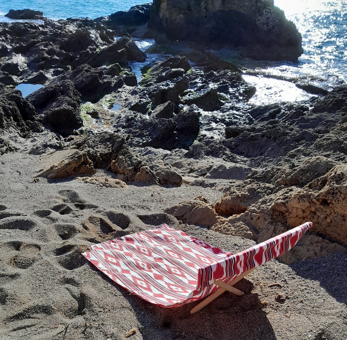 Lona tumbona artesanal para playa Ikat roja hecha en Mallorca -