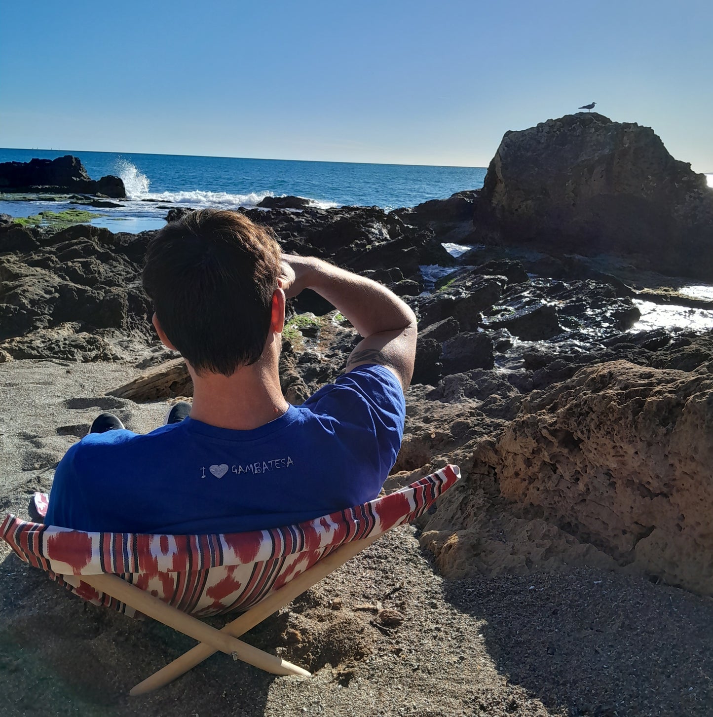 Lona tumbona artesanal para playa Ikat roja hecha en Mallorca -