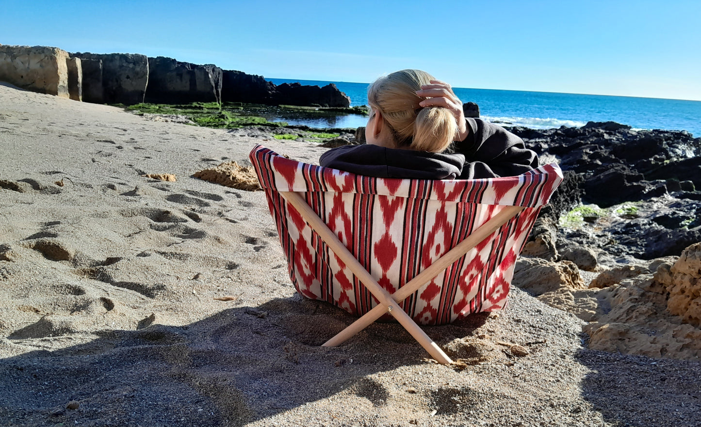 Lona tumbona artesanal para playa Ikat roja hecha en Mallorca -