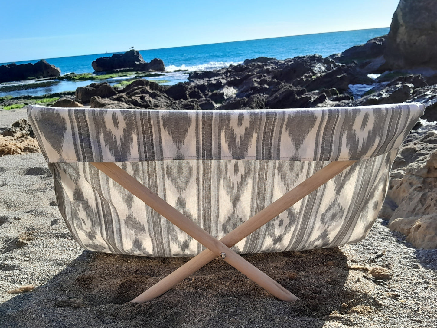 Lona tumbona artesanal para playa ikat gris hecha en Mallorca -