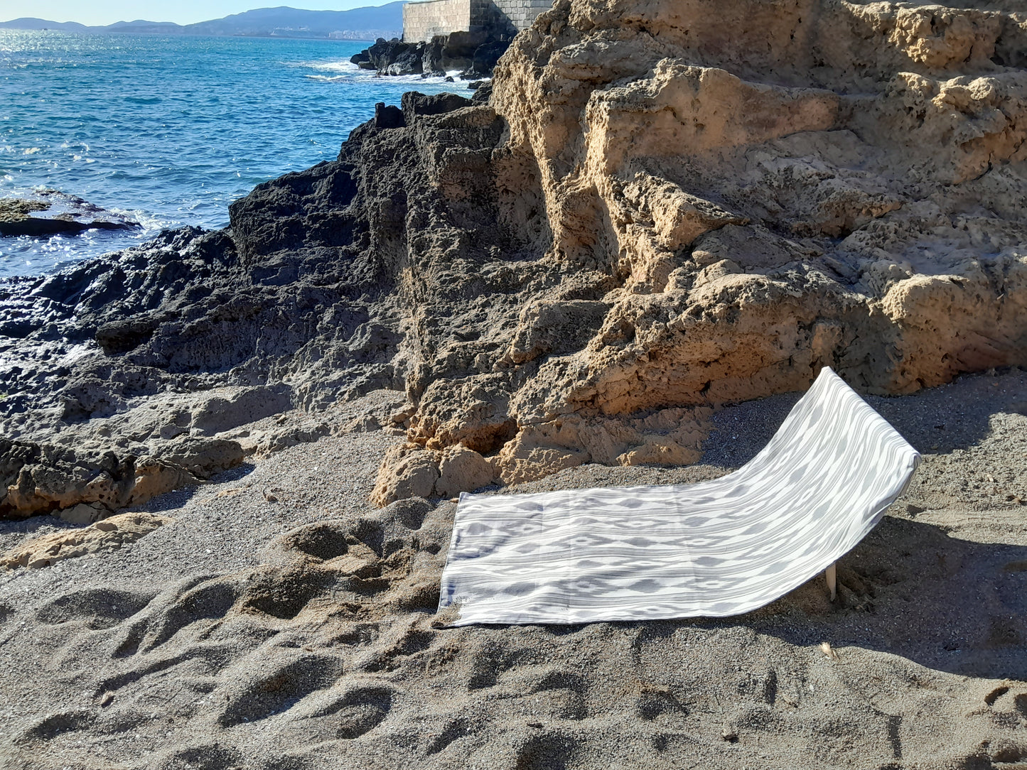 Lona tumbona artesanal para playa ikat gris hecha en Mallorca -