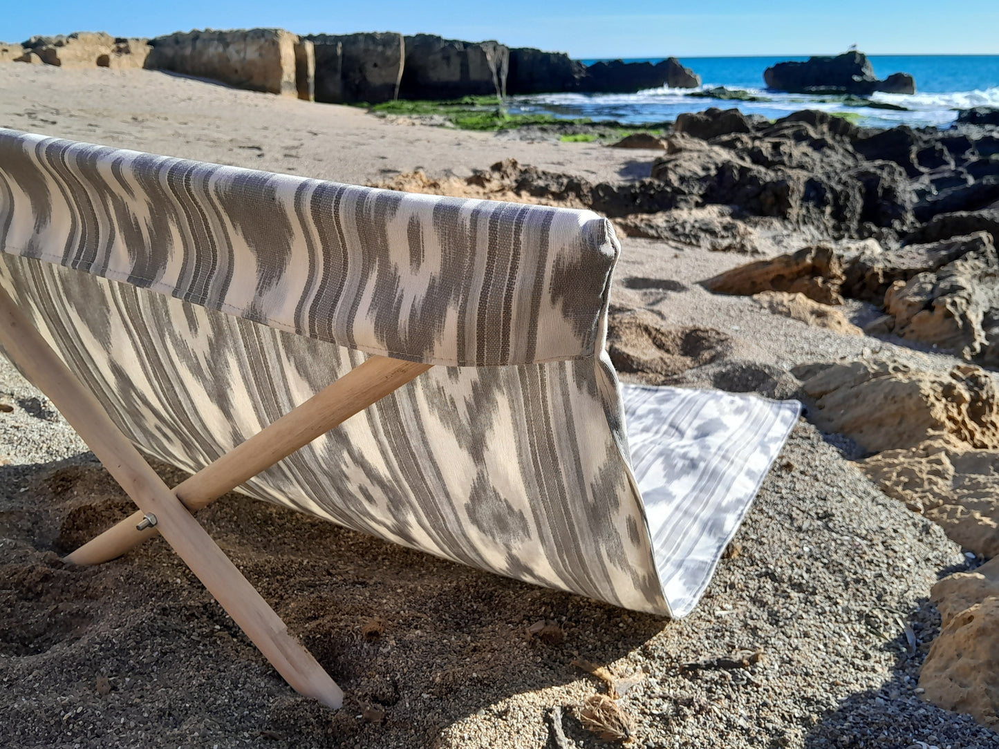 Lona tumbona artesanal para playa ikat gris hecha en Mallorca -
