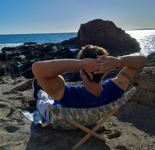 Lona tumbona artesanal para playa ikat gris hecha en Mallorca -