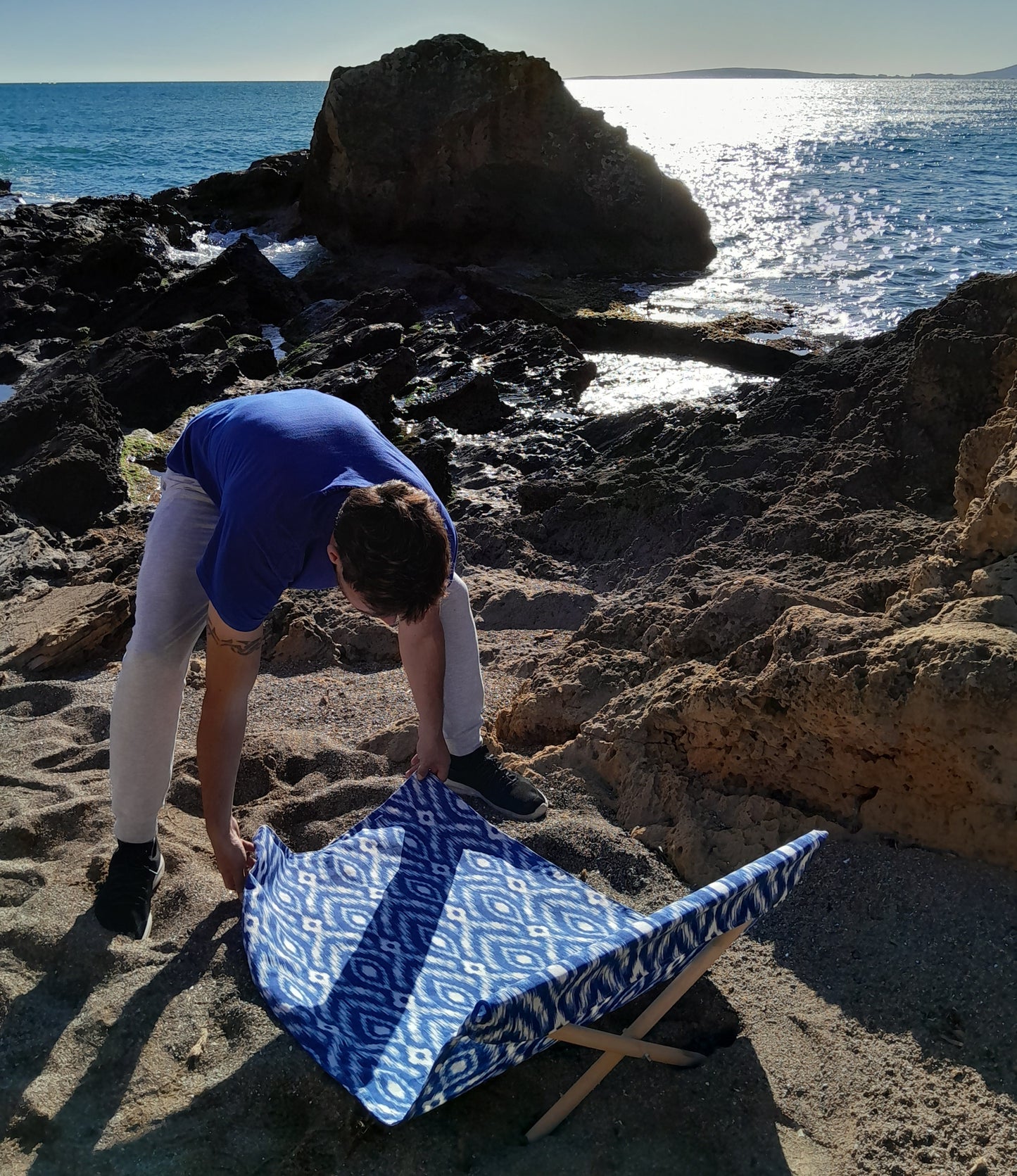 Lona tumbona artesanal para playa ikat azul hecha en Mallorca -