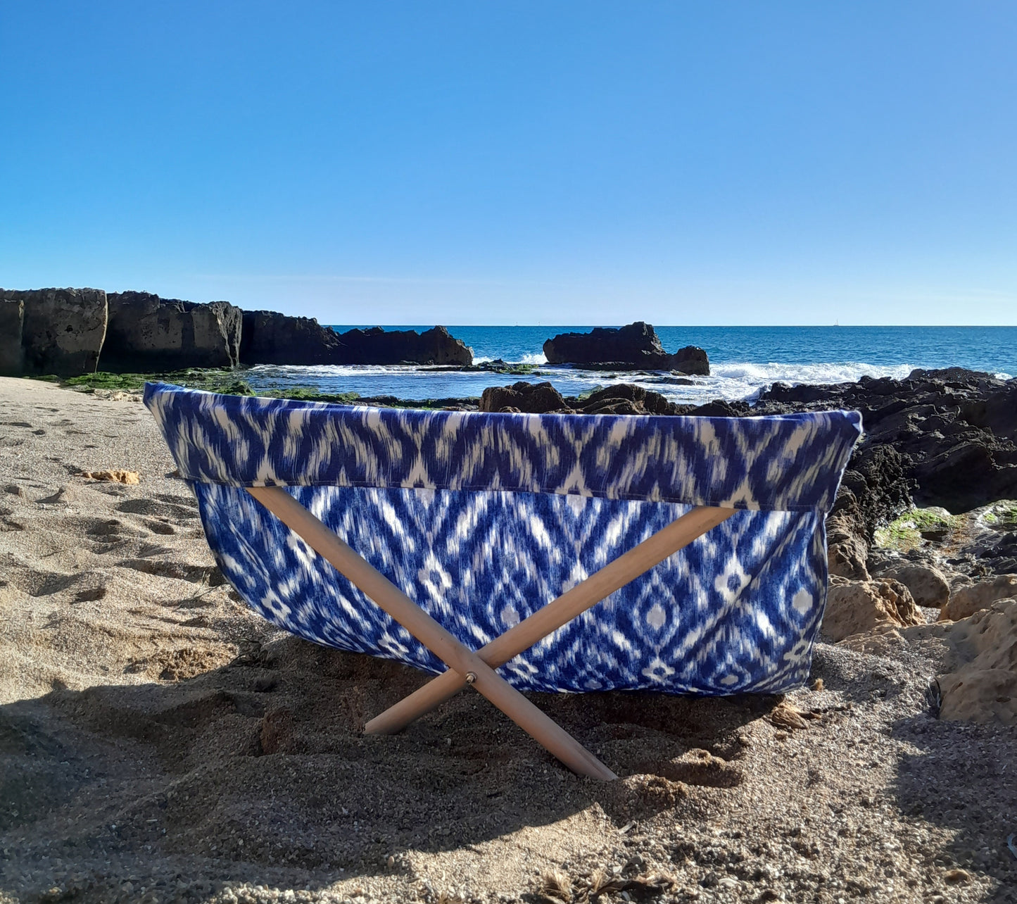 Lona tumbona artesanal para playa ikat azul hecha en Mallorca -
