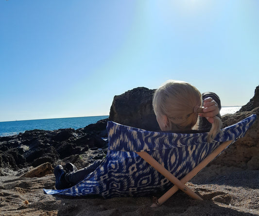 Lona tumbona artesanal para playa ikat azul hecha en Mallorca -