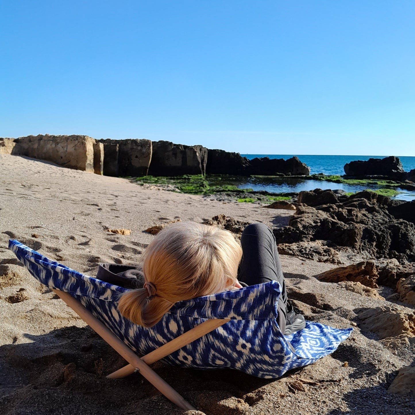 Lona tumbona artesanal para playa ikat azul hecha en Mallorca -