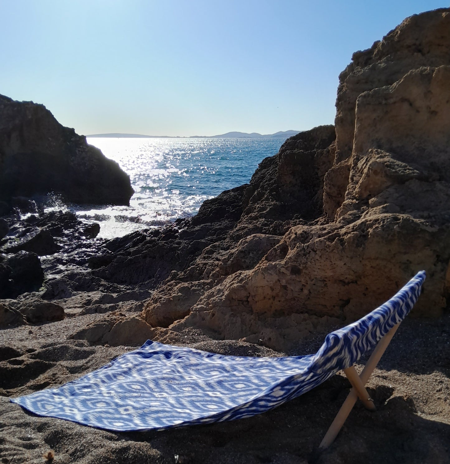 Lona tumbona artesanal para playa ikat azul hecha en Mallorca -