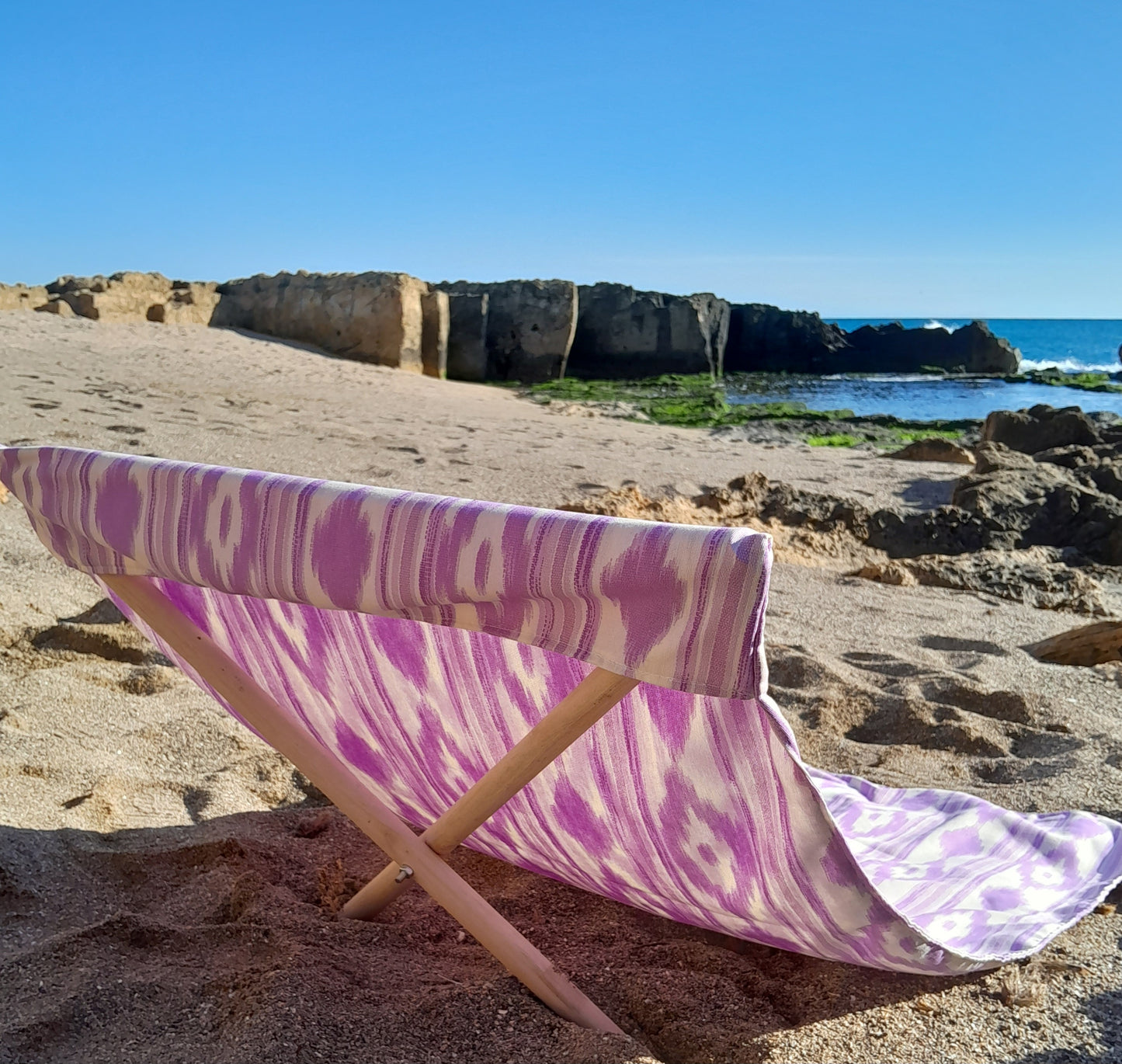 Lona tumbona artesanal para playa ikat lila hecha en Mallorca -