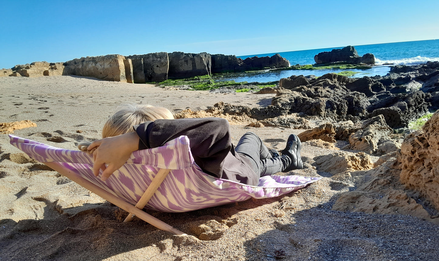 Lona tumbona artesanal para playa ikat lila hecha en Mallorca -